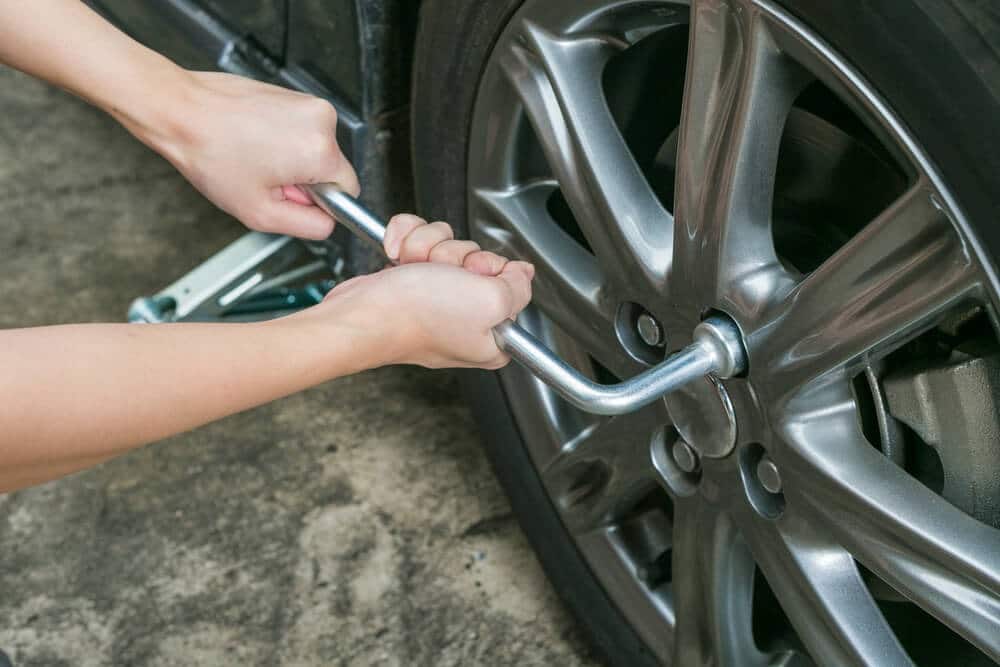 How to change the spare tire and important notes to know